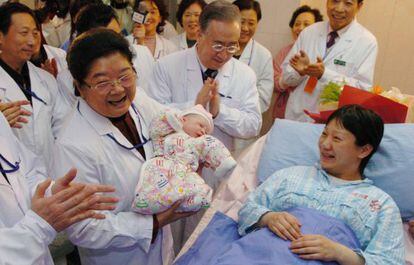 Las autoridades visitan en un hospital de Pek&iacute;n al ni&ntilde;o considerado el habitante 1.300 millones de China, en 2012.