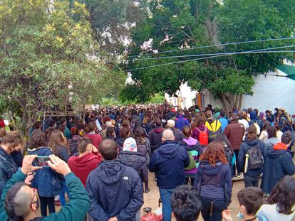 Vecinos concentrados en la alquería de Benimaclet en protesta por el desalojo.