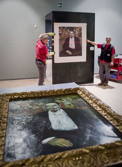Instalación de la obra 'Retrato de Gustave Coquiot', pintado por Picasso en 1901, que se conserva en el Pompidou y que ahora se podrá ver en Ferrara