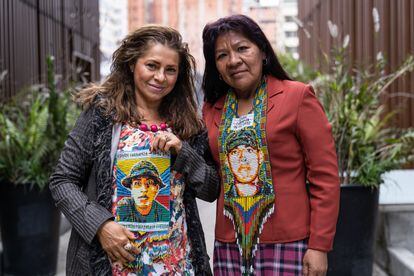 Gladys Acevedo y Delsa Vanegas, madres de soldados asesinados de la fundación madres de Color y Esperanza por Nuestros Héroes, durante la tercera cumbre de la fundación Compaz, en Bogotá, el 14 de diciembre de 2022.