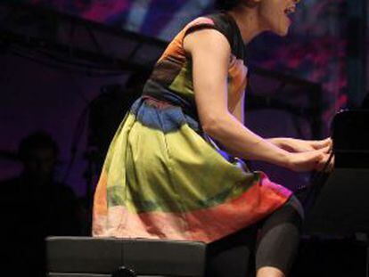 La pianista y compositora japonesa Hiromi Uehara durante el concierto celebrado en la plaza de la Trinidad de San Sebastián.