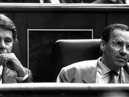 Felipe González y Alfonso Guerra, en el Congreso (1990). / MARISA FLÓREZ / atlas