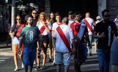 Aficionados del Rayo se dirigen al estadio de Vallecas, ayer antes del partido ante el Sevilla.