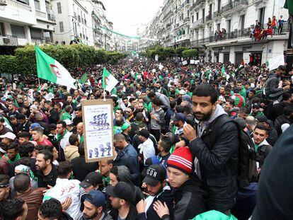 Manifestación contra el régimen argelino, este viernes 19 de abril, en Argel.
