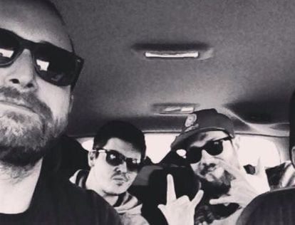 De izquierda a derecha: Toni 'El Sucio', Bokah y Nega, Los Chikos del Maíz, de camino a un concierto en Zaragoza, en febrero.