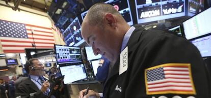 Varios agentes de cambio y bolsa operan en el parqué de Nueva York.