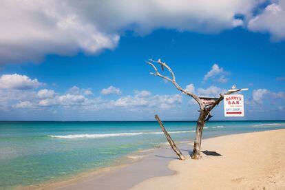 La arena blanca y las claras aguas jamaicanas bañan Seven Mile Beach, votado como el octavo arenal más bonito del mundo. Una playa situada en la ciudad turística de Negril, en el extremo oeste de la isla.