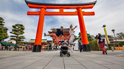 Adrián Rodríguez y Gosia Bendrat con su hija Daniela, en el santuario Fushimi Inari-Taisha de Kioto (Japón).