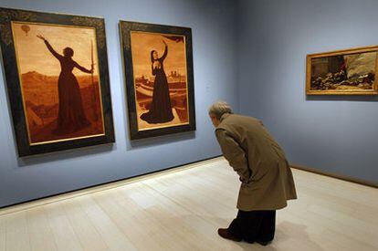 Un visitante contempla <i>El globo</i> (1870) y <i>La paloma </i>(1871), dos obras fundamentales de Pierre Puvis de Chavannes.