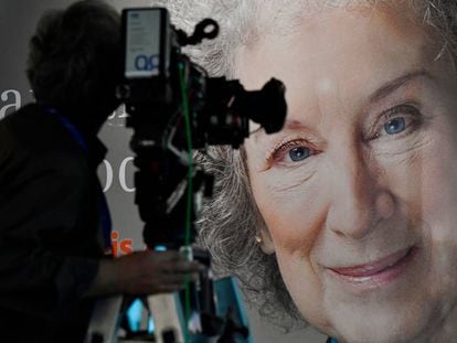 Cartel de promoción de la escritora Margaret Atwood, en la Feria del Libro de Fráncfort de 2017.