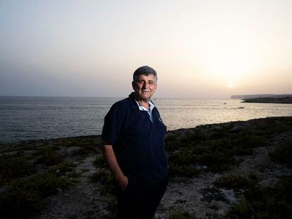 Pietro Bartolo, médico y eurodiputado italiano en el monumento Puerta de Europa, en Lampedusa, en 2019.