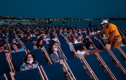 Participantes, el día 11, en la proyección de 'JFK, open affair', en la Croisette, dentro del ciclo Cinéma de la plage, en Cannes.
