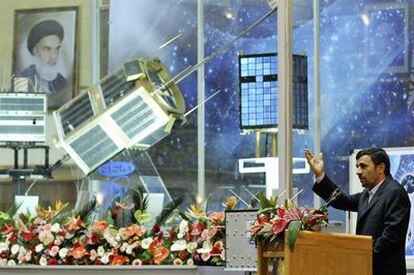 Ahmadineyad anuncia el lanzamiento de un cohete para transportar satélites en una ceremonia en Teherán.