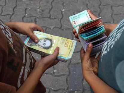 La escasez de billetes entierra el poder de compra de los ciudadanos, que llenan los bancos en busca de efectivo