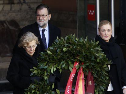 Manuela Carmena (izquierda de la imagen) y Cristina Cifuentes colocan una corona en el aniversario del 11-M, acompañadas por Mariano Rajoy.