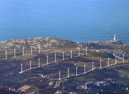 Parques eólicos terrestres en la costa de Muros, una de las áreas que estudia el ministerio para emplazar molinos sobre el mar.