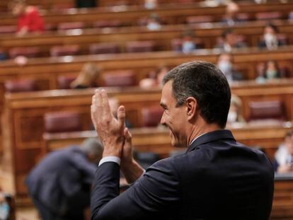 El presidente del Gobierno, Pedro Sánchez, interviene entre aplausos en la sesión plenaria en el Congreso este miércoles.