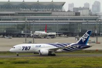 El Gobierno de Japón planea imponer requisitos adicionales de seguridad para los modelos de avión 787 "Dreamliner" de Boeing, detenidos desde enero por un fallo en sus baterías, según informó hoy el diario económico Nikkei.