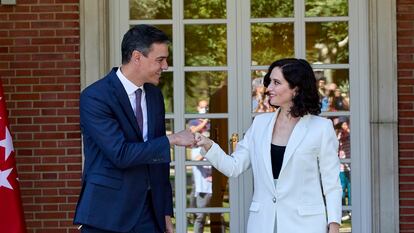 El presidente del Gobierno, Pedro Sánchez, recibe a la presidenta de la Comunidad de Madrid, Isabel Díaz Ayuso, a 9 de julio de 2021.
