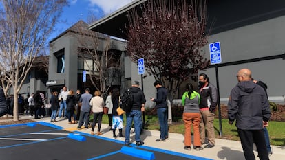 Un grupo de personas hacen cola ante la sede de SVB en Santa Clara, California.