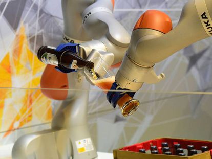 Un robot fabricado por Kuka, el mes pasado en la feria de Han&oacute;ver.