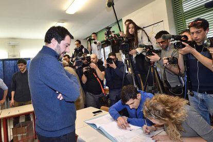 Matteo Salvini, líder de la Liga Norte, formaliza su voto en el colegio electoral de Milán.