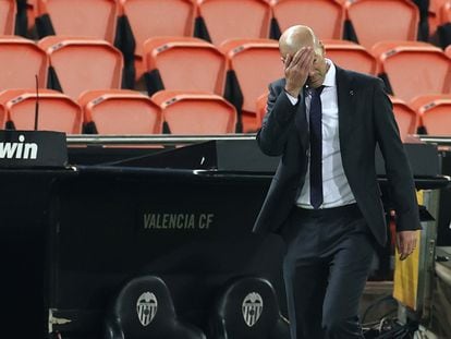 Zidane se lamenta durante el Valencia-Real Madrid del pasado domingo.