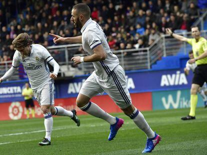 Benzema celebra su gol junto a Modric,