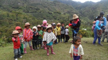 Un grupo de ni&ntilde;os en clases de nasa yuwe en el Cauca, Colombia. 