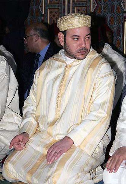 Mohamed VI reza en enero en la mezquita Mohamed V de Tánger.