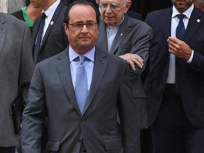 El presidente franc&eacute;s, Fran&ccedil;ois Hollande, tras su visita a la iglesia de San Luis de los Franceses en Roma.