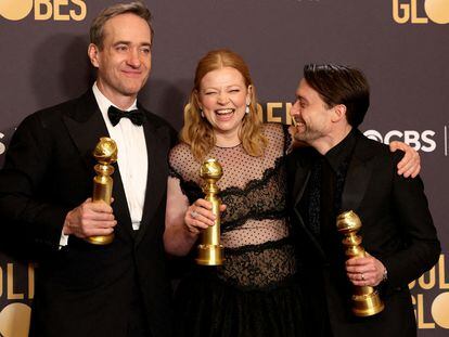 Los actores Matthew Macfadyen, Sarah Snook y Kieran Culkin, de 'Succession', con sus Globos de Oro.