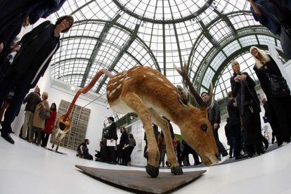 Una obra de Huang Yong Ping en el Gran Palais de París durante la pasada Feria Internacional de Arte Contemporáneo.
