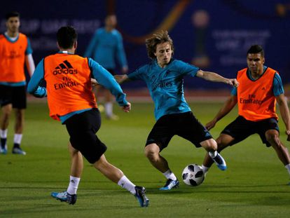 GRAF1583. ABU DABI (EAU), 12/12/2017.- Fotografía facilitada por el Real Madrid. El mediocampista croata Luka Modric (c), controla un balón durante el entrenamiento de la plantilla del Real Madrid para preparar la semifinal que el equipo disputará mañana contra el Al Jazira, en el Mundial de Clubes que se celebra en Abu Dabi. EFE/Víctor Carretero ***SOLO USO EDITORIAL/NO VENTAS***