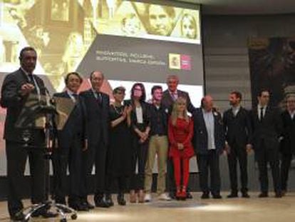 El periodista Carlos Herrera (i) junto a los diseñadores Victorio (2i) y Lucchino (3i); Fernando Lemoniez (c); María Lafuente (5d), Miguel Palacios (d), Francis Montesinos (4d); la modelo Nieves Álvarez (5i), y el exjugador de baloncesto Fernando Romay y los cocineros Mario Sandoval (2d), Dario Barrio (3d), durante la presentación de la Marca España ante las instituciones europeas en un acto en que se desarrollará el espectáculo "Cook and fashion", sobre la relación entre la moda y la gastronomía españolas, hoy en el Parlamento Europeo.