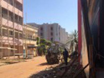 Homes armats han irromput aquest matí al Radisson Blu de Bamako i han mantingut retingudes durant diverses hores 170 persones. Un grup gihadista afí a Al-Qaida n’assumeix l’autoria