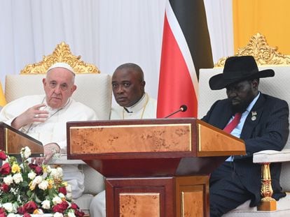 El papa Francisco junto al presidente de Sudán del Sur, Salva Kiir Mayardit, este viernes en el palacio presidencial de Yuba.