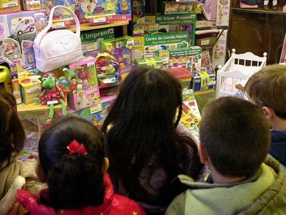 Un grupo de niños mira un escaparate de juguetes