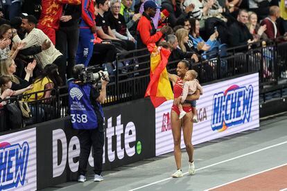 Ana Peleteiro-Compaore celebra con el público el bronce en Glasgow.
