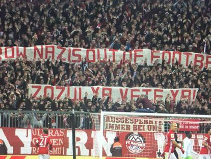 Los aficionados del Bayern exhiben una pancarta contra Zozulya.