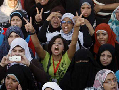 Mujeres protestan en la plaza de Tahrir, en El Cairo.