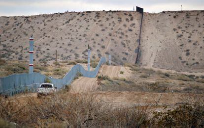 Un agente de fronteras de EE UU patrulla a lo largo de la valla fronteriza con M&eacute;xico 