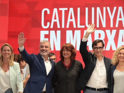 El candidato del PSC, Jaume Collboni, la número tres de la lista, Laia Bonet y el líder del partido, Salvador Illa, en el centro de la imagen, el lunes, durante la noche electoral del pasado domingo.