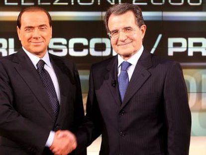 Silvio Berlusconi y Romano Prodi se saludan, antes de iniciar un debate televisado para las elecciones de 2006. 