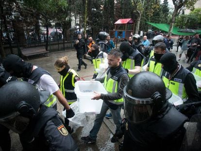 Agentes de la Policia Nacional intervienen las urnas en el colegio Ramon Llull.