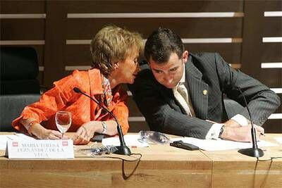 El Príncipe escucha a la vicepresidenta primera del Gobierno, María Teresa Fernández de la Vega, durante el primer encuentro empresarial y cívico.