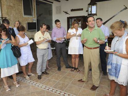 El presidente del Congreso de los Diputados, José Bono, durante el encuentro informal que ha mantenido hoy con los periodistas en su casa de Salobre (Albacete).