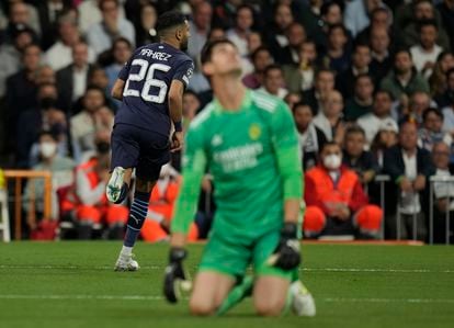Courtois se lamenta tras el primer gol del Manchester City.