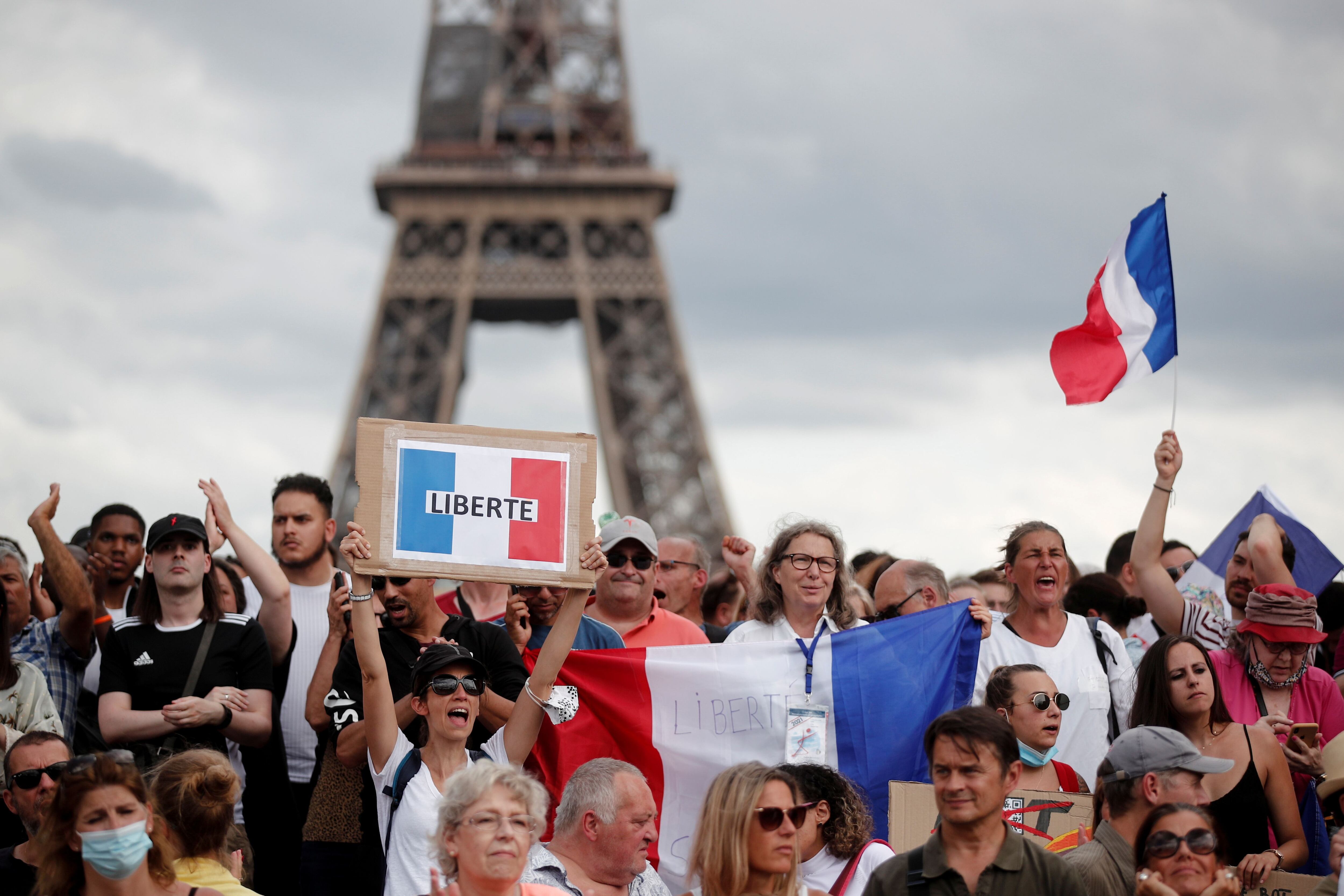 Manifestantes contra el certificado sanitario este sábado frente a la Torre Eiffel de Paris.