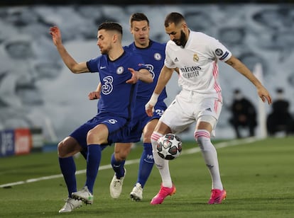 Benzema intenta controlar el balón ante Jorginho.